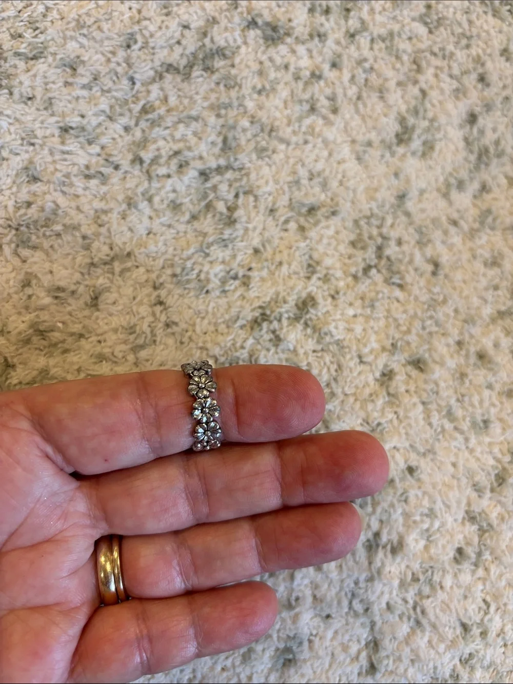 Dainty Silver Toned Daisies Floral Stackable Ring Size 7 NWT